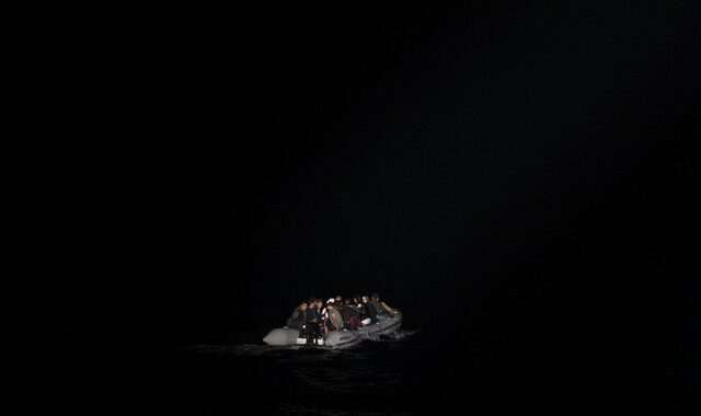 Ιταλία: Μετανάστες αποκλεισμένοι για 40 μέρες σε δεξαμενόπλοιο αποβιβάστηκαν στη Σικελία