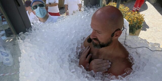 Εξωπραγματικό ρεκόρ: Έμεινε μέσα σε πάγο για πάνω από 2,5 ώρες