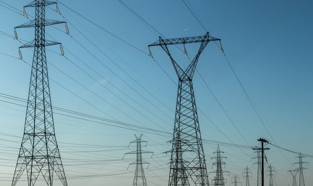 Έκθεση Κομισιόν: Στα ύψη οι τιμές στη χονδρική του ρεύματος