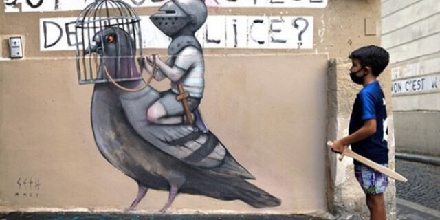 Σε τοίχους του Παρισιού της πανδημίας, παιδιά παίζουν φορώντας κράνη ιπποτών