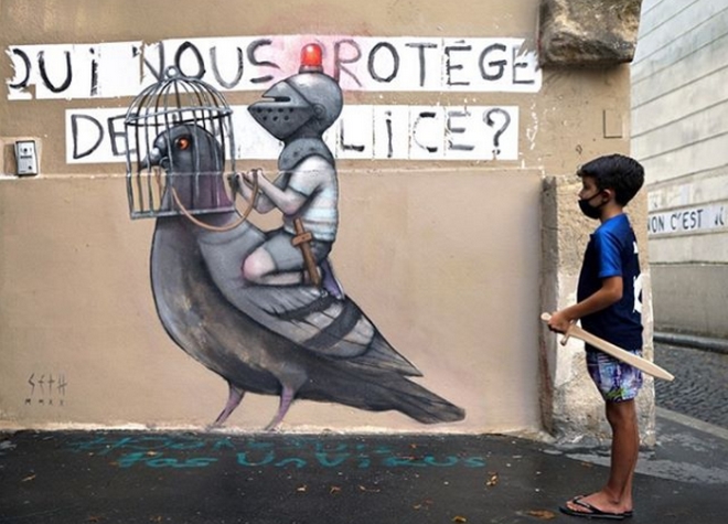 Σε τοίχους του Παρισιού της πανδημίας, παιδιά παίζουν φορώντας κράνη ιπποτών