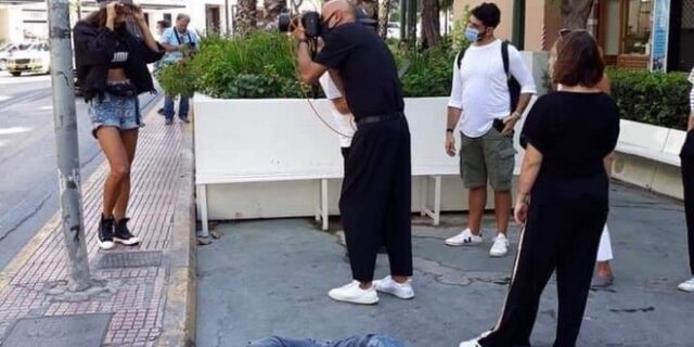 Φωτογράφιση του Σκουλού δίπλα σε άστεγο: Η Ελλάδα του 2020 σε μία εικόνα