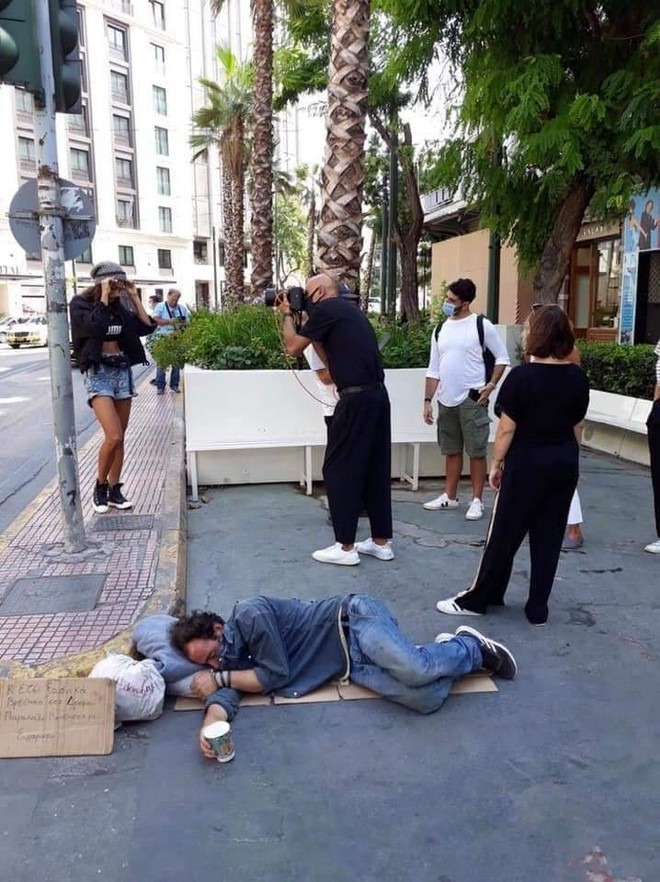 Φωτογράφιση του Σκουλού δίπλα σε άστεγο: Η Ελλάδα του 2020 σε μία εικόνα