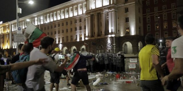 Βουλγαρία: Επεισόδια και μολότοφ στις διαδηλώσεις κατά του Μπορίσοφ