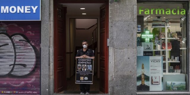 Ισπανία: Τακτικοί πελάτες πολλών μπαρ προπληρώνουν τα ποτά τους και τα “σώζουν”