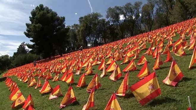 Κορονοϊός: 50.000 σημαίες στήθηκαν στη Μαδρίτη, στη μνήμη των θυμάτων