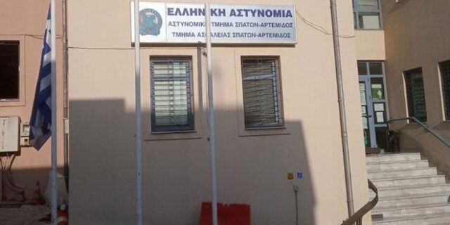 Σπάτα: Προσήγαγαν δημοτικό σύμβουλο του ΚΚΕ επειδή έσβηνε συνθήματα εναντίον της μάσκας