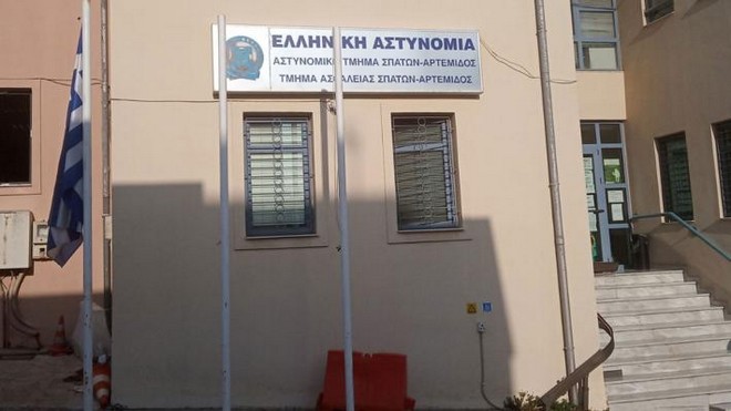 Σπάτα: Προσήγαγαν δημοτικό σύμβουλο του ΚΚΕ επειδή έσβηνε συνθήματα εναντίον της μάσκας