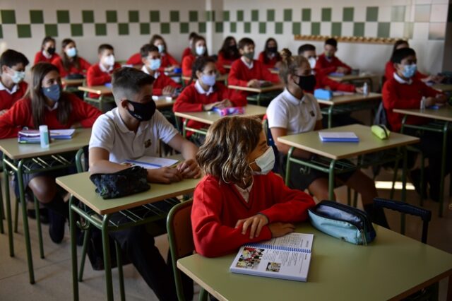 Σχολεία: Πώς λειτούργησαν την πρώτη τους μέρα ανά την Ευρώπη