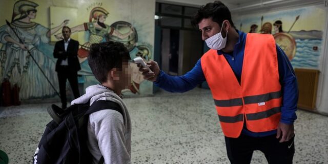 Άνοιγμα σχολείων: Πλέξιγκλας στα θρανία και θερμικές πύλες εισόδου από τον δήμο Ραφήνας