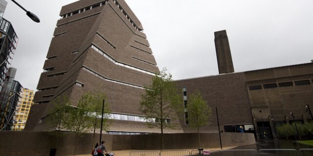 Το αγοράκι που έριξαν από τη στέγη της Tate Gallery μπορεί πλέον να σταθεί όρθιο