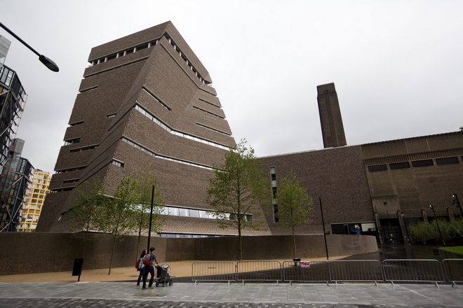 Το αγοράκι που έριξαν από τη στέγη της Tate Gallery μπορεί πλέον να σταθεί όρθιο