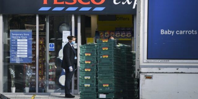 Βρετανία: Η Tesco επιβάλλει περιορισμούς στις ποσότητες προϊόντων