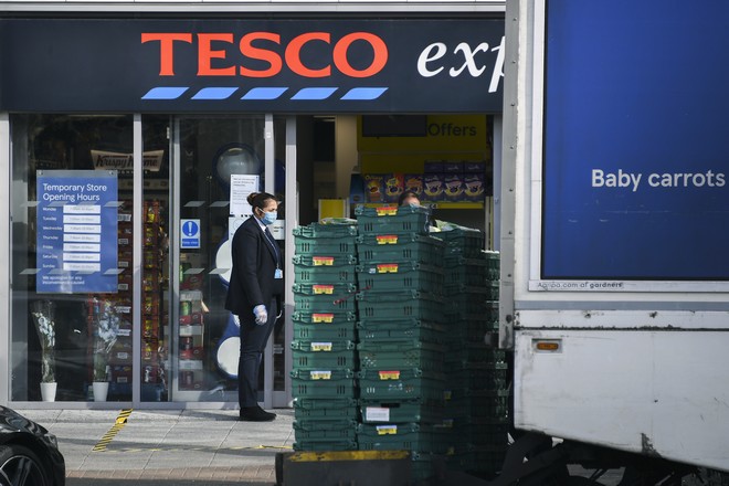 Βρετανία: Η Tesco επιβάλλει περιορισμούς στις ποσότητες προϊόντων