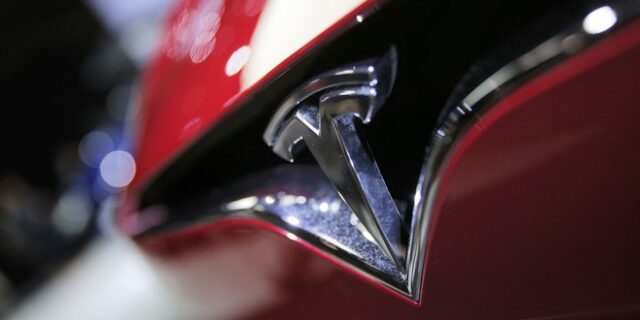 Ο Μασκ βάζει “ενέχυρο” μετοχές της Tesla για το Twitter – Απώλειες 126 δισ. δολαρίων μέσα σε μια ημέρα