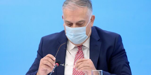 Γυαλιά και μάσκα δυσκόλεψαν τον Θεοδωρικάκο