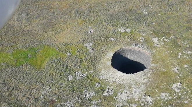 Μυστήριο στη Σιβηρία: Εμφανίστηκαν τεράστιες τρύπες στο έδαφος