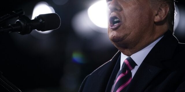 Απαγγέλθηκαν κατηγορίες στη γυναίκα που έστειλε επιστολή με δηλητήριο στον Τραμπ