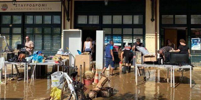 Πρόσφυγες στο πλευρό των πλημμυροπαθών της Καρδίτσας – Τι λένε οι κάτοικοι
