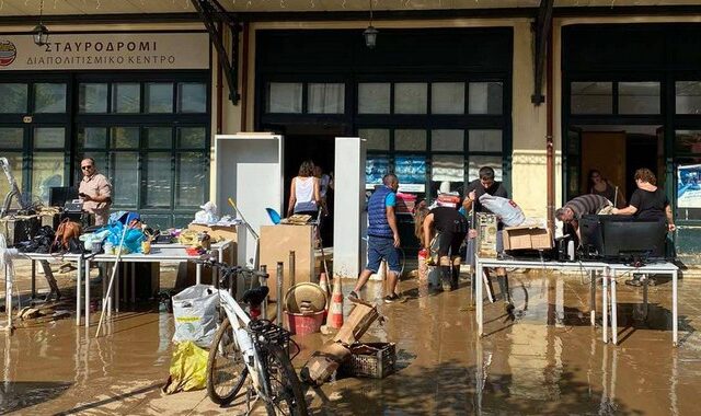 Πρόσφυγες στο πλευρό των πλημμυροπαθών της Καρδίτσας – Τι λένε οι κάτοικοι