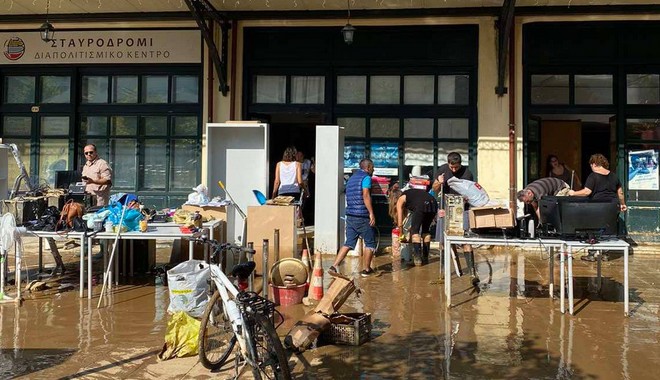Πρόσφυγες στο πλευρό των πλημμυροπαθών της Καρδίτσας – Τι λένε οι κάτοικοι