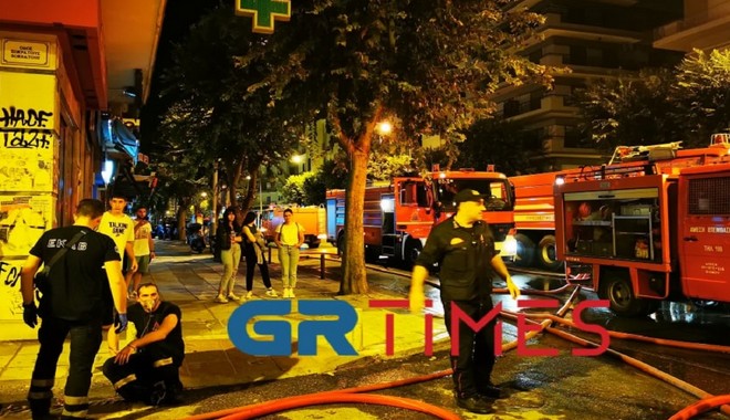 Φωτιά σε διαμέρισμα στη Θεσσαλονίκη – 10 άτομα στο νοσοκομείο