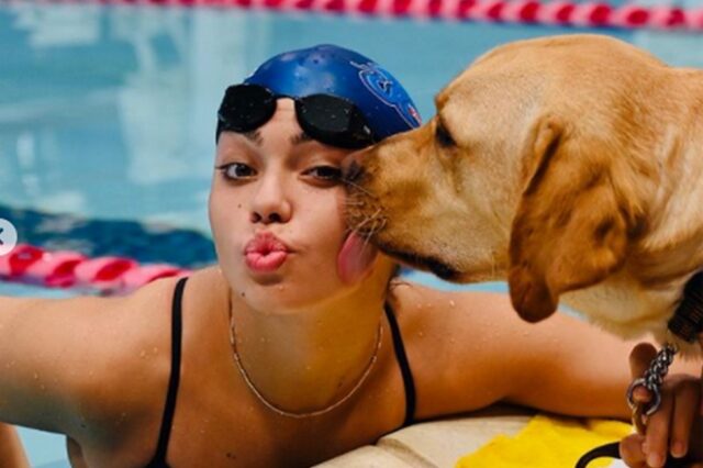 Σκύλος βοηθάει τυφλή κολυμβήτρια να προετοιμαστεί για τους Παραολυμπιακούς