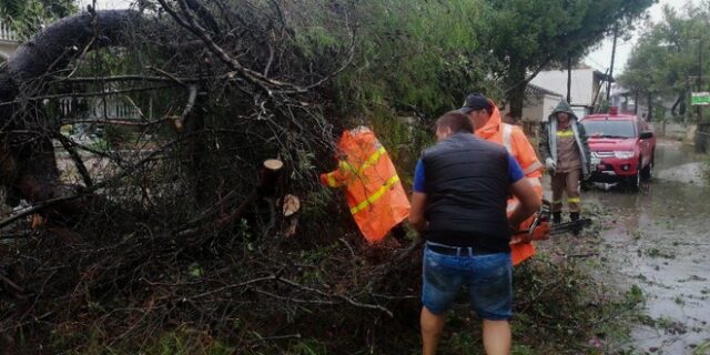 Ιανός: Η χώρα στη δίνη του κυκλώνα: Νεκρή στα Φάρσαλα –  Εγκλωβισμένη οικογένεια στους Σοφάδες