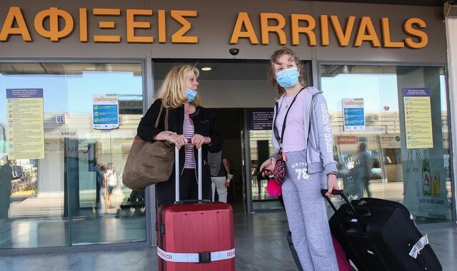 Χαμός σε πτήση από Αθήνα για Ηράκλειο – Επιβάτιδα δεν ήθελε να βάλει μάσκα