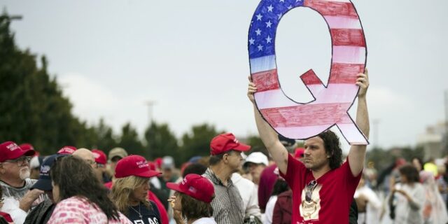 Συνωμοσιολόγοι, ναζιστές και new agers: Όταν η ιστορία επαναλαμβάνεται