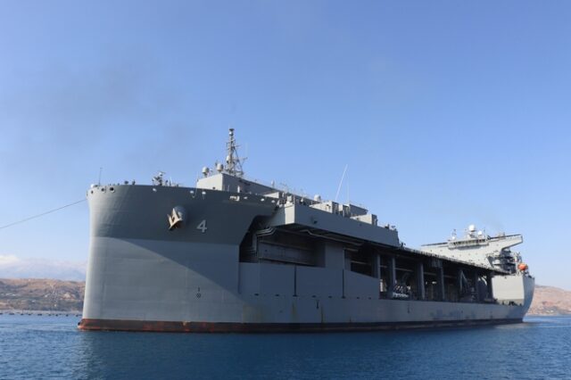 USS Hershel Williams: Το θηριώδες ελικοπτεροφόρο των ΗΠΑ που θα ελλιμενιστεί στη Σούδα