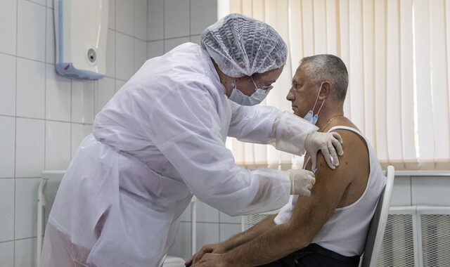 Sputnik-V: Ο μαζικός εμβολιασμός στην Ρωσία ενδέχεται να ξεκινήσει τον Ιανουάριο
