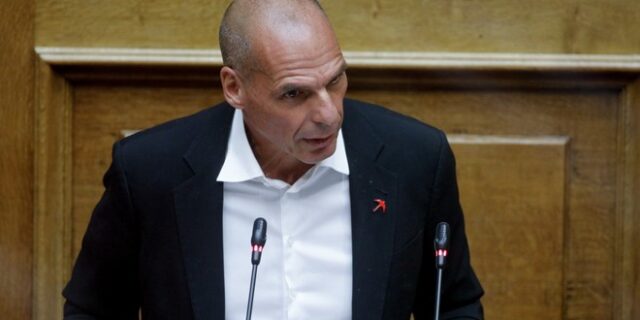 Βαρουφάκης: Επίθεση στην κυβέρνηση και πρόβλεψη για κούρεμα μισθών και συντάξεων