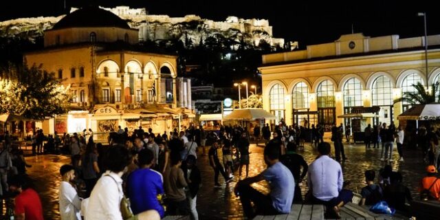 Κορονοϊός: Το αδιαχώρητο στις πλατείες – Τα νέα μέτρα που είναι στο τραπέζι