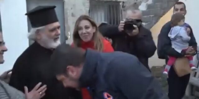 “Φάουλ” Χαρδαλιά: Φίλησε το χέρι παπά και κυκλοφορούσε χωρίς μάσκα