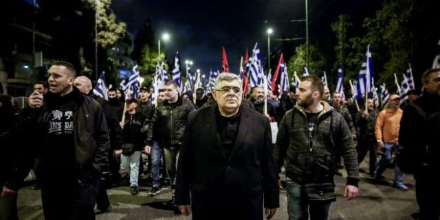 “Θεωρία των δύο άκρων” από την κυβέρνηση, 8 μέρες πριν την απόφαση για την Χρυσή Αυγή;