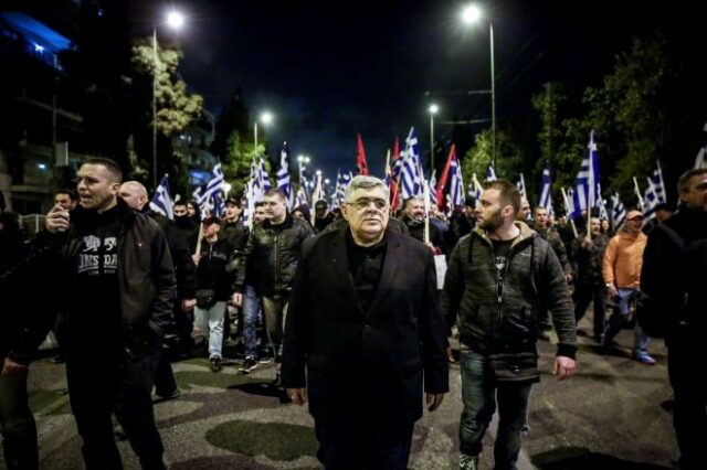 “Θεωρία των δύο άκρων” από την κυβέρνηση, 8 μέρες πριν την απόφαση για την Χρυσή Αυγή;