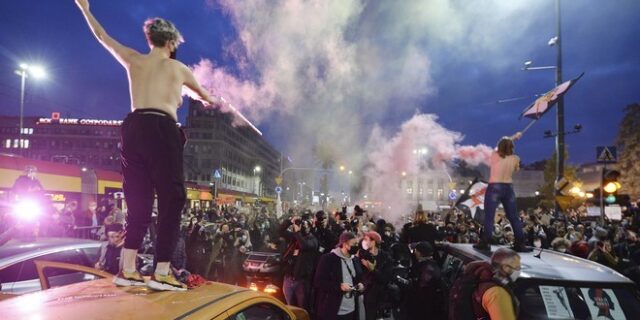 “Έχετε αίμα στα χέρια σας”: Χιλιάδες ακτιβιστές υπέρ του δικαιώματος στην άμβλωση κλείνουν δρόμους της Πολωνίας