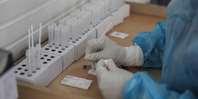 Κορονοϊός: Λιγότερα τεστ, περισσότερα κρούσματα – Η ασάφεια των αριθμών