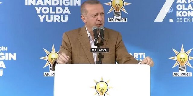 Δεν κάνει βήμα πίσω ο Ερντογάν: “Η Ουάσινγκτον δεν ξέρει με ποιον έχει να κάνει”