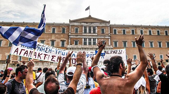 Η Χρυσή Αυγή στις πλατείες: Γκρεμίζοντας ένα συστημικό μύθο