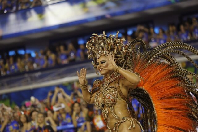 Ρίο ντε Τζανέιρο: Δεκάδες χορεύουν στους δρόμους παρά τον κορονοϊό