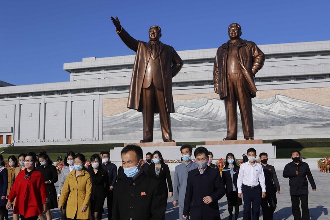 Βόρεια Κορέα: Γιγάντια “κρυφή” στρατιωτική παρέλαση εν μέσω κορονοϊού