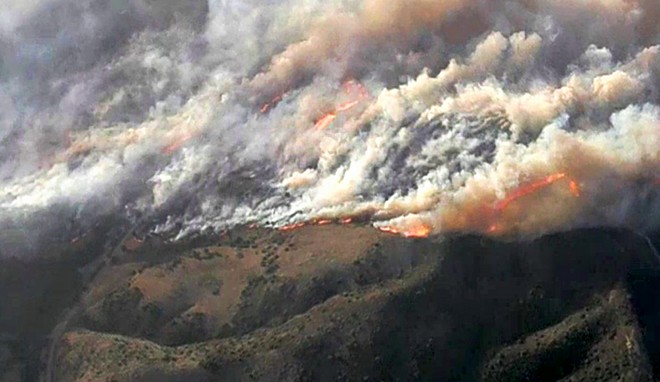 ΗΠΑ: Μεγάλη φωτιά στο Λος Άντζελες – Περίπου 60.000 άνθρωποι εγκατέλειψαν τα σπίτια τους