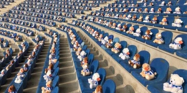 Χέρενφεϊν: Μήνυμα κατά του παιδικού καρκίνου με 15.000 αρκουδάκια στις κερκίδες