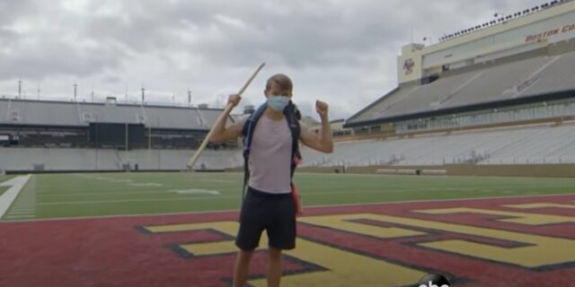 Άστεγος μαθητής περπάτησε 800 χιλιόμετρα για να μαζέψει χρήματα για άστεγους