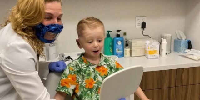 Αγοράκι χωρίς αυτί κάνει επέμβαση που του αλλάζει την ζωή