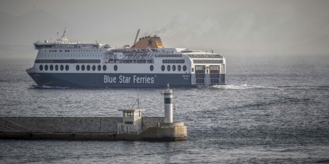 Στον Πειραιά το “Blue Star Delos” – Σε ξενοδοχείο καραντίνας συνοδός και μαθητές