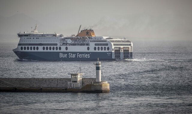 Στον Πειραιά το “Blue Star Delos” – Σε ξενοδοχείο καραντίνας συνοδός και μαθητές