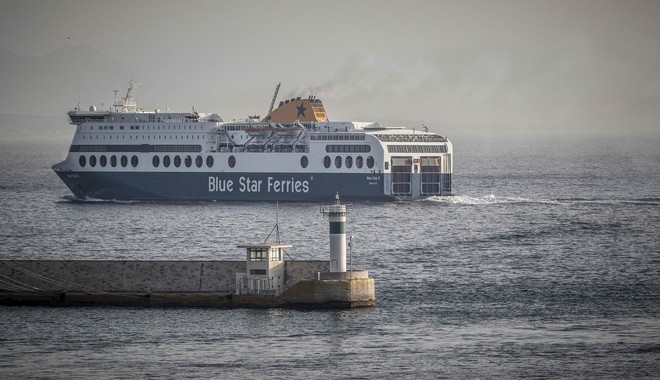 Στον Πειραιά το “Blue Star Delos” – Σε ξενοδοχείο καραντίνας συνοδός και μαθητές
